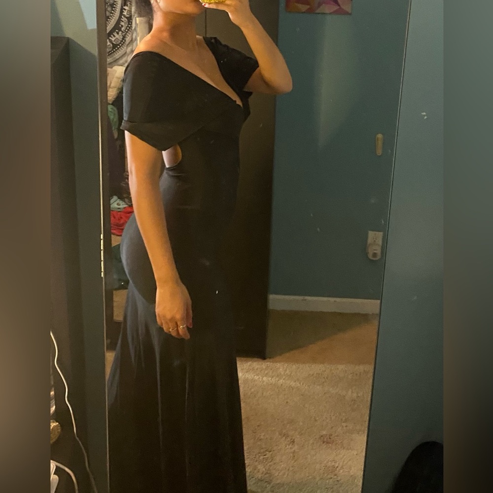 Size: 8 Black Off the Shoulder Bodycon Gown
